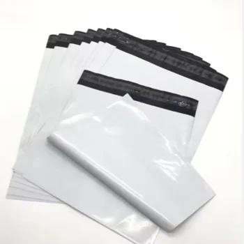 Viele weiße, selbstklebende, versiegelte Kuriertaschen, Express-Postumschläge, Aufbewahrung, Versand