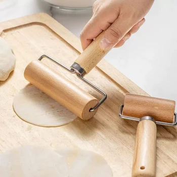 Nudelholz; Holzbacken; zerkleinerte Nüsse; Pfannkuchen; Kekse; Küchenutensilien zum Backen von Kuchen